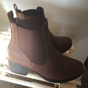 3 for $10💕 Brown Chelsea boot